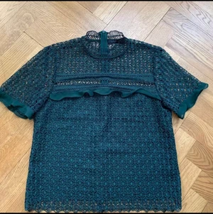 Blus  - Säljer en otroligt trendig och fin blus från Zara! Jag säljer den pågrund av att den inte passar mig. 