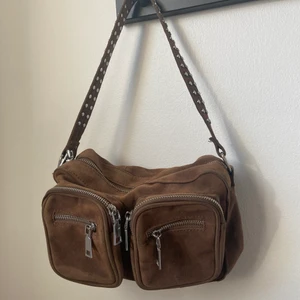 Noella väska - Säljer min fina Noella väska. Använda men ändå i bra skick. Lite solblekt på vissa ställen. Köparen står för frakt💕