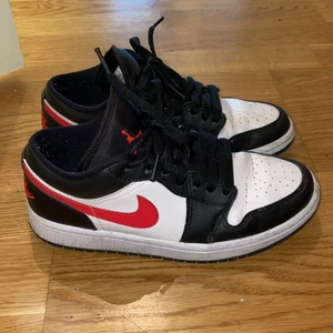 Jordans - Super snygga jordans i modellen ”Air Jordan 1 low black siren red”. Nypris är 1799kr. Storlek 37,5 men skulle säga att dom passar 37/38. Priset går alltid att diskutera 
