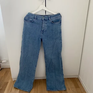 Blåa Jeans - Jeans från KARVE, storlek M, långa i benen och sitter ungefär vi anklarna till mig som är väldigt lång, bra kvalitet och har används bara några få gånger. Säljer till första som skriver. ( skicka om ni vill ha fler bilder). ( 200kr+ frakt) 