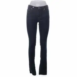 Supersnygga Midwaist jeans (flaremodell) från Filippa K, säljer då dom var något små för mig. Storleken är 27/34. Skriv privat för fler frågor 🙌💖