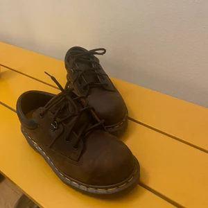 Dr Martens  - Knappt använda låga dr martens. Storlek 36. Nypris 1700:- 