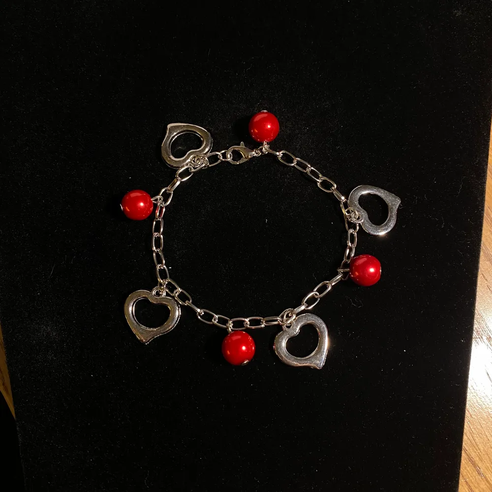 Armband i silver med röda pärlor och hjärtan❤️ Fri frakt✨. Accessoarer.