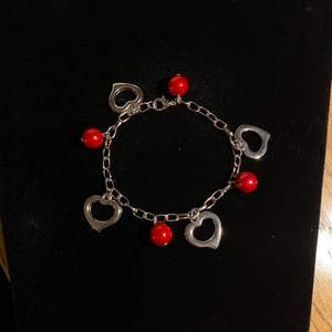 Armband i silver med röda pärlor och hjärtan❤️ Fri frakt✨
