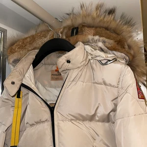 PARAJUMPER LONGBEAR 2500KR - Beige PJS LONGBEAR säljes för 2500‼️‼️‼️ (SNABB affär!!!!) storlek L Men liten i storlek så passar en normal M bättre! (Jag själv är en M)