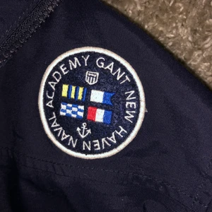 Gant jacka - En mörkblå Gant jacka som inte andvända längre. Förlåt för så dålig bild. Skriv jättegärna om ni vill ha fler eller om ni vill sänka priset. ❤️❤️❤️❤️❤️