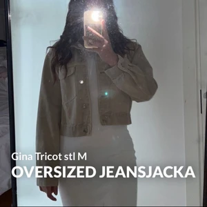 Jeans jacka  - Jättefin beige jeansjacka från Gina Tricot, stl M (tycker dock att den sitter mer som en stl S). Nypris 400kr. Köpt förra sommaren men kom aldrig till användning, Jackan är i nyskick.  Frakt tillkommer!