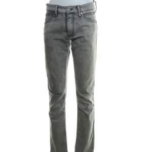 Gråa jeans från Calvin Klein! Jättesköna och stretchiga! Beställde hem från sellpy men i fel storlek.