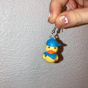 Orten anka 🦆  - Har en keps 🧢 