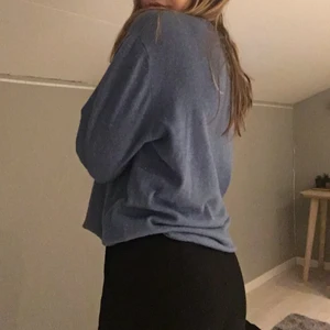 Blå tröja - Sjukt snygg blå tröja i storlek M men sitter som en lite oversize s🥰 frakt tillkommer 66kr (om du vill ha spårat paket)
