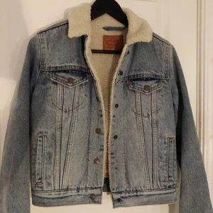 Levis jeansjacka  - En knappt använd levis fodradjeansjacka💙 Strlk 34💙. Säljer för 300kr köpt för 1499