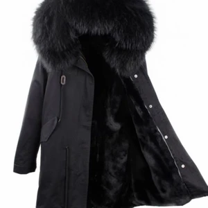 Svart parkas (FAUX) - Jacka använd 1 sesong, lånad bild. FAKE päls