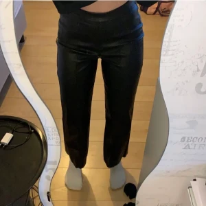 Skinnbyxor - Säljer ett par skinnbyxor som är lite för korta på mig, bra skick och passar dig som är 150cm.  Köparen står för frakten Obs! Inte min bild 