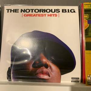 Biggies greatest hits album på skiva. Villig att sälja pris kan diskuteras. Bara lyssnat på skivan 1 gång. Betala 450 ordinarie pris.