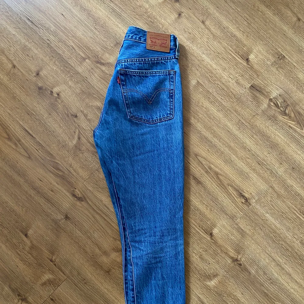 Levis jeans i superfin blå färg!! Strl 25/30, ingen stretch.  Sparsamt använda och inga anmärkningar. Benen har blivit croppade för att passa mig, 165 cm. Jeans & Byxor.