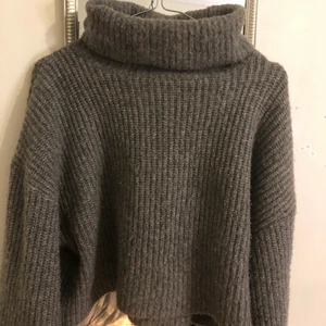 Sticka tröja men polo  - En super mysig grå stickad tröja. Inga fläckar eller slitningar och knappt använd. Tror inte den finns att köpa längre💕
