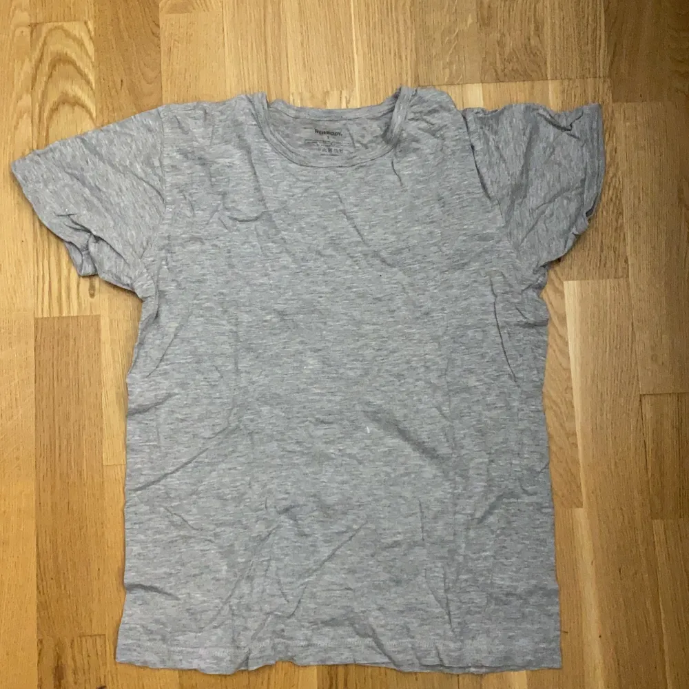 En grå t-shirt i storlek s. Kan både vara för man och kvinna fast den är köpt i man. Använd 1 gång för ett tag sen. . T-shirts.