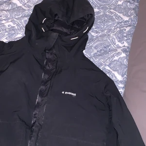Everest jacka! - Svart basic Everest jacka! Knappt använd! Nyskick!! Köpte för 999kr. Skriv för mer bilder eller frågor!!