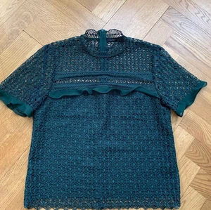 Zara blus  - Säljer nu min jättefina zara blus, perfekt till fest! Endast använd en gång så den är som gott som ny (lånade bilder)💗💗