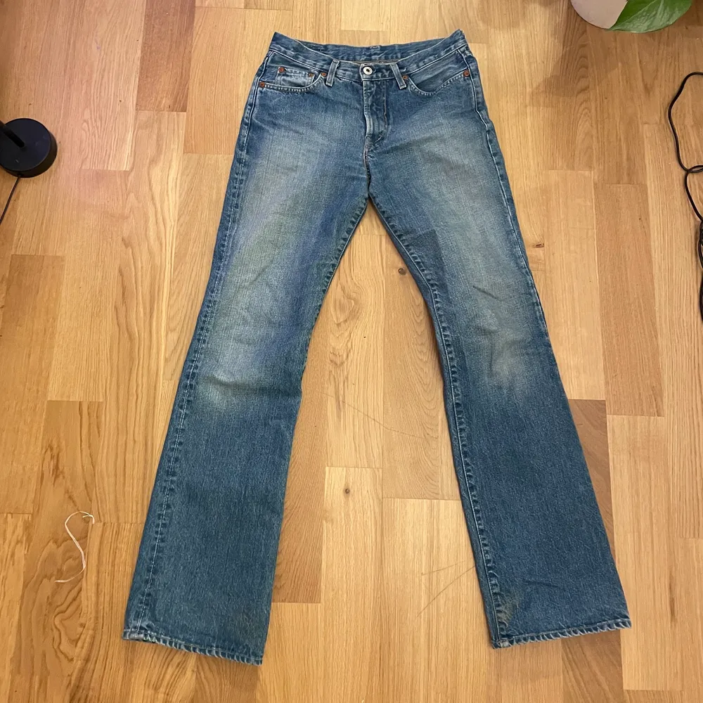 Fina lågmidjade blåa jeans från märket Replay! Passar perkekt men säljer pga de inte kommer till användning, dragkedjan är lite trasig men annars är dom i bra skick. Storlek W28 L32, midjemått 38 och innerbensmått 80. Jag är 169 lång, skriv för mer mått eller bilder. Jeans & Byxor.