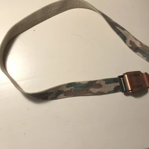 Militär bälte  - Super snyggt militär bälte. Sitter bra, det är ett justerbart bälte så det passar många. 