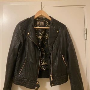 Marie sernholt skinnjacka - Säljer min skinn jacka från Marie sernholt, den är i jätte fint skick, nästan helt oanvänd. Stl 38 men passar även på dig som normalt har stl 36