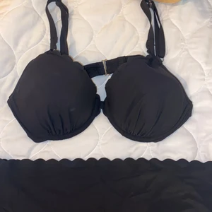 Svart bikini - Svart bikiniöverdel från H&M. Utan vaddering. Med justerbara band. Finns bikinitrosor till om man vill ha (ingår i så fall). Använd en gång. Storlek XL.