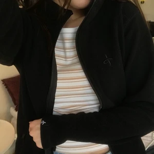 Svart fleecekofta - Svart fleecetröja som är riktigt mjuk. Dragkedja och med två fickor. Är i fint skick. Säljer den då jag har två likadana. Storleken är 158/164 men skulle säga att den är XS/S eftersom den är lite större. Kan mötas upp eller frakta.