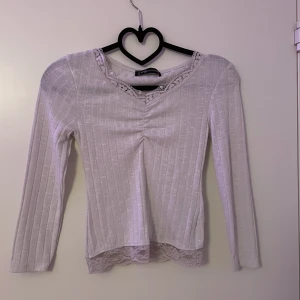 En vit tröja från Newyorker. - En långärmad tröja från Newyorker. Säljer den för att den är för liten.