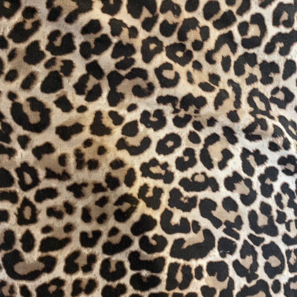 Leopard kjol i storlek M . Kjolar.