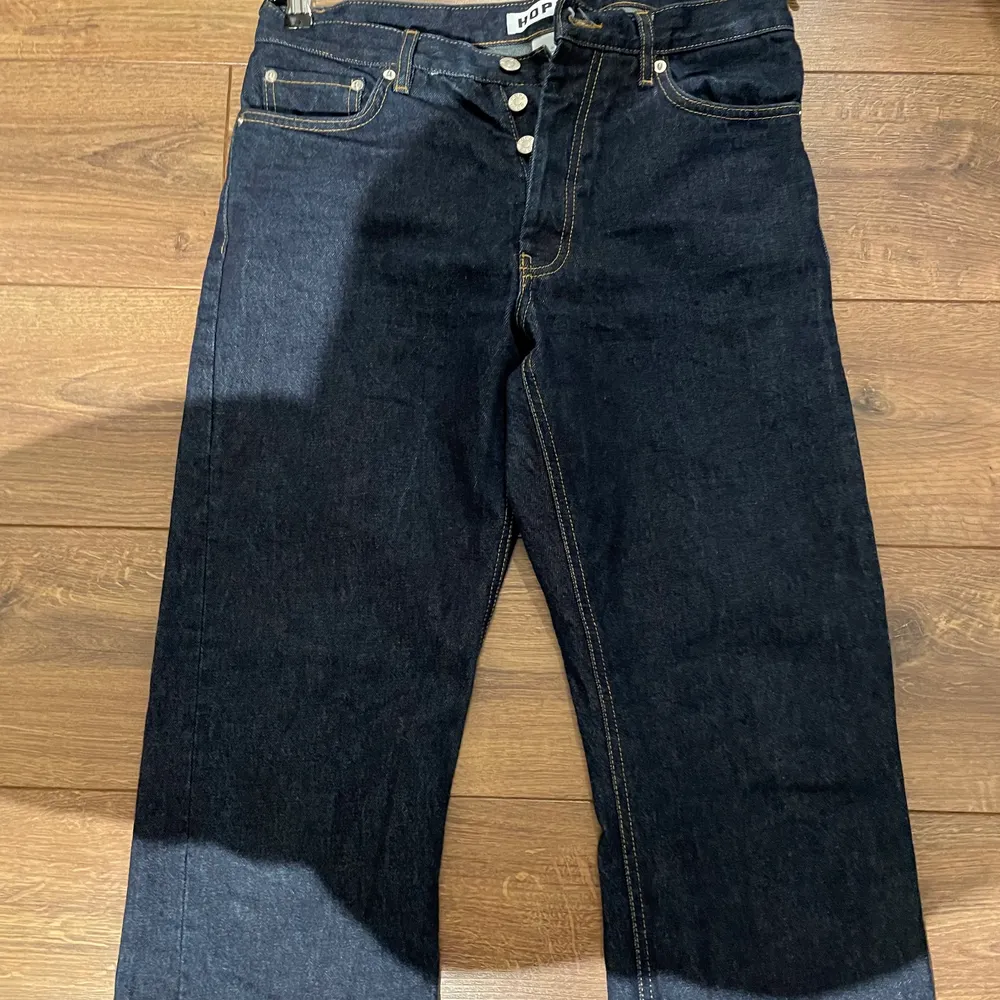 Säljer min hope rush denim i storlek 30 p.g.a att jag köpte fel strolek och orkar ej lämna tbx dom. Byxorna är  stora i stora skulle väl säga att man kan ha dom om man är från strlk 29-32. Bud från 750kr INTE 900kr.. Jeans & Byxor.