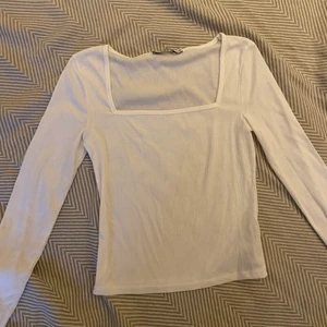 Vit långärmad - En fin vit långärmad från NA-KD i storlek M. Använd 1 gång. 🤍