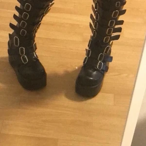 Demonias storlek 39 - Jag säljer mina demonias då dem inte är min stil längre och det faktum att dem var för stora för mig! Dem är gjorda med veganskt läder. Pga dem tunga sulorna har skorna blivit lite skavda vid fotleden som du kan se på bild 3. Ena skon har även tapat den tunna biten av tyg innanför skon. Dessa demonias säljs i ordenarie pris för 1500kr men jag säljer dessa för 800kr + frakt. Har du några frågor får du höra av dig privat! (OBS! Tar endast swish)