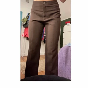 Bruna kostymbyxor  - Bruna kostymbyxor                                              Storlek: 42 (uppfattas mindre)                                  Pris: 100kr                                                              Skick: Bra                                                            Modellen på bilden är 171cm                                     För mer bilder och info, skicka DM                     Betalning sker via Swish                                      Kunden betalar frakt