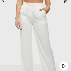 Vita kostymbyxor  - Vita utsvänga kostymbyxor från Nelly. Använda fåtal gånger, säljes pga de är för stora för mig :( men så snygga💕