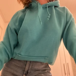 Turkos hoodie med ficka - En oversized hoodie i superfin turkos färg! En stor ficka där fram som får plats med mobil och annat! Perfekt för att chilla hemma, ta en joggingtur eller träna på gymmet! Pris kan diskuteras i DM 💚💙