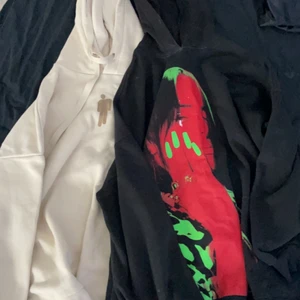 Hm X Billie eilish - 2 pack med Billie eilish Hoodies från H&m! Använda några gånger men super bra skick! Den svarta Hoodien har fått lite vit färg vid hennes öga dock men annars fin fint!:)