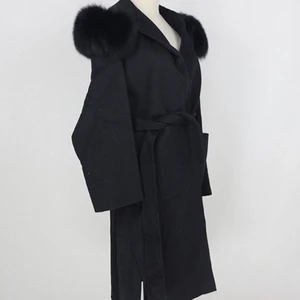 Pälskappa Feminina - Säljer min jättefina pälskappa med äkta päls! Älskar denna kappa och den går att använda genom hela hösten och vintern och lite på våren. Storleken är One Size och skulle säga att jag håller med. Nypris var 4000 kr och denna är i nyskick. Fler bilder går jättebra att fixa och vid frågor är det bara att skriva till mig😊