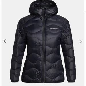 Peak Performance Jacka stl.S - Detta är en lätt jacka som samtidigt är varm och väldigt bekväm. Sitter även superfint! Den är i bra skick och använd ett fåtal gånger. Nypris 2400kr