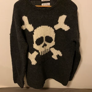 Our Legacy knitted sweater - En så in i helvete skön tröja från Our Legacy, perfekt i vinter. Måste tyvärr sälja för o få lite pengar. Inga flaws. Sitter loose me långa ärmar så passar allt från 175-190. Köpte för 2300 eller 2100. Köpare betalar frakt, betala me swish. Fråga om du undrar nåt!