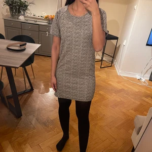 Mysig klänning  - Mysig grå klänning, snyggt med skärp och utan. Rätt tjock/rejäl så den är varm och skön.