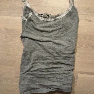 Bikbok spets linne - Så fint spets linne, passar till allt, står L men skulle säga m eller s ❤️❤️❤️