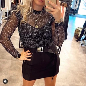 Superfin kjol - Superfin svart kjol med bälte i midjan och fickor på sidorna med guld detaljer. Storlek 34 passar även en 36. Beställd på en sida som heter Be Younique och köptes för 125 euro. Har kvitto som medföljer vid köp