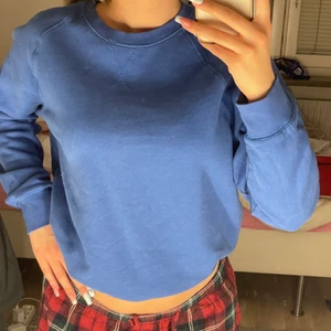 Blå sweater - As snygg blå sweatshirt men kommer tyvärr inte till användning längre. I bra skick 🦋