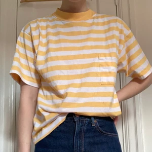 Gul- & vitrandig t-shirt - Gul- & vitrandig t-shirt. Har verkligen älskat den här tröjan men använder den sällan längre. Köptes begagnad på Beyond Retro för ett antal år sedan. Lappen är bortklippt så vet ej vart den kommer ifrån. Skulle gissa att storleken är S-M. 