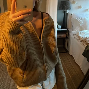 Stickad kofta  - Säljer den finaste stickade jackan/koftan! Storlek xs men ganska oversized så skulle säga att den även passar en s/m💓💓