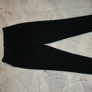 Byxor  - Svart nya byxor dom är som mjukisar jätte skönt material, säljer dom för dom är för korta för mig och vill att dom ska komma till användning storlek 32