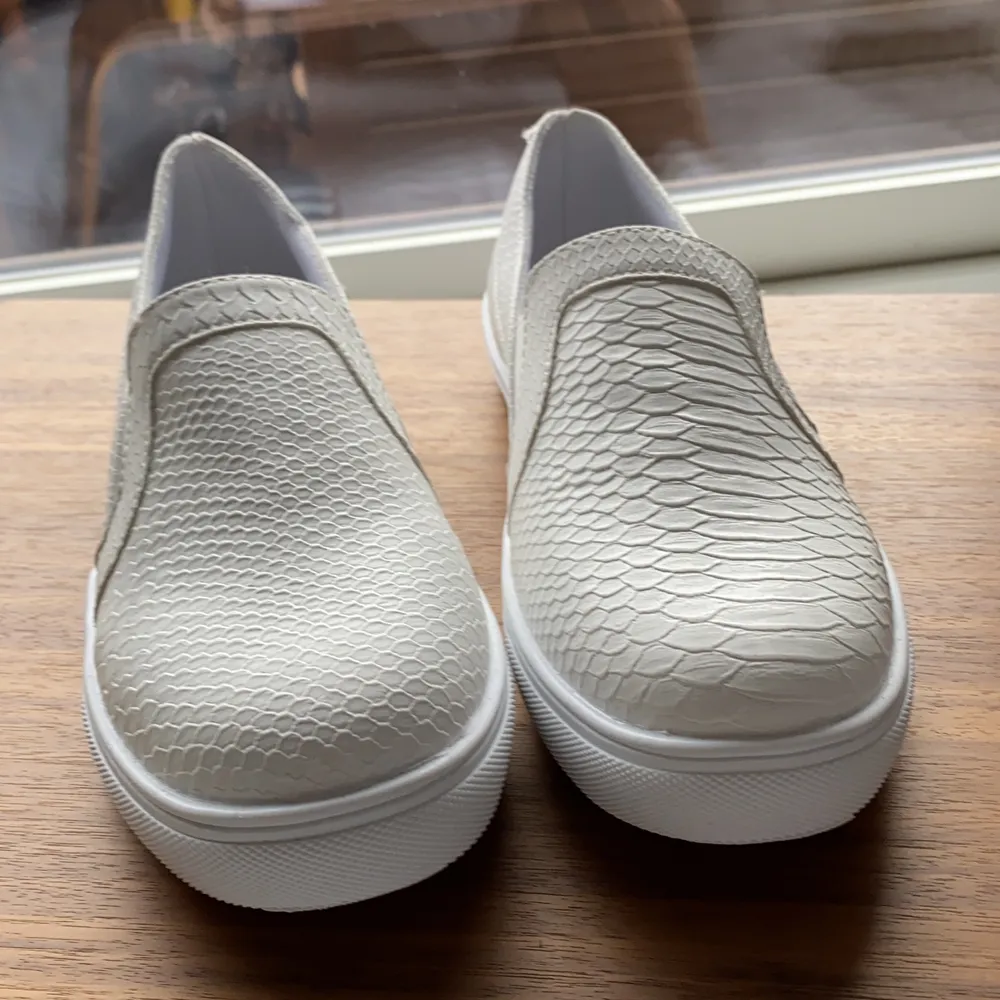 Vita slip-on skor. Aldrig använda då de var för stora för mig men annars jättefina verkligen. Pris kan diskuteras. . Skor.