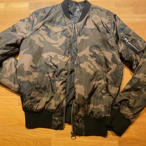 Camo bomberjacka - I princip oanvänd bomberjacka