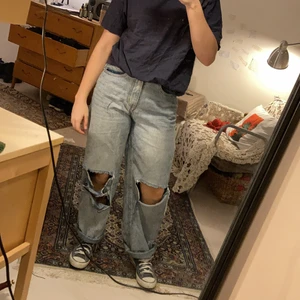 Distressed jeans  - Jeans från pretty little thing. Så jävla snygga men har blivit för små för mig. Dessa är perfekta i modellen. Sitter asbra i midjan och pösigt över benen. 